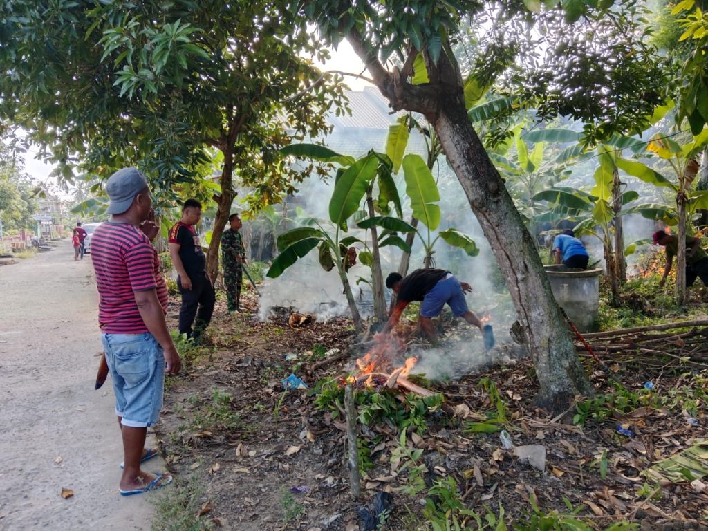 Kapolsek Wonomulyo Dorong Kebersihan dan Keamanan Melalui Kerja Bhakti Bersama Warga