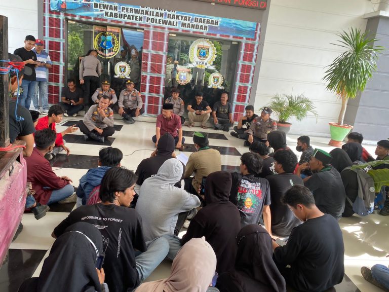 Gelombang Penolakan Revisi UU Pilkada, Aliansi Semarak Polman Geruduk Kantor DPRD