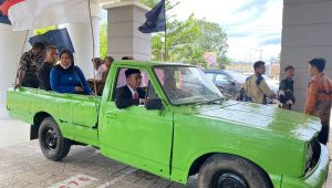 Penuhi Nazar, Amir Tampil Beda Mengendarai Pickup Tua Saat Dilantik Sebagai Wakil Rakyat