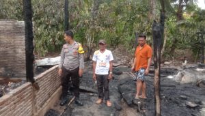 Bhabinkamtibmas Tanggap Membantu Korban Kebakaran Rumah Warga di Tapango