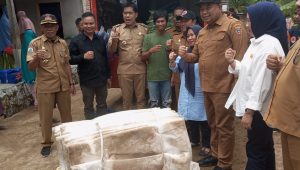 Pemkab Polman Salurkan 600 Karung Geobag untuk Tangkal Abrasi di Mampie