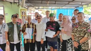 Bupati Polman H. Samsul Mahmud Serahkan Dokumen dan Bantuan Pribadi Untuk Korban Kebakaran Sidodadi