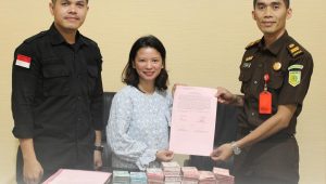 Kejari Polman Terima Uang Pengembalian Kerugian Negara dari Terpidana Kasus Korupsi Reboisasi