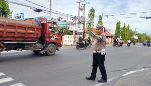 Cegah Macet dan Gangguan Kamtibmas, Sat Lantas Polres Polman Turun ke Jalan