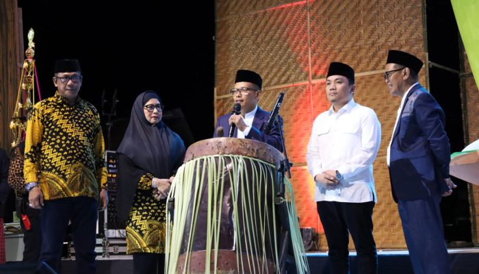 Pembukaan MTQ Polman 2026 Meriah, Bupati Serahkan Pin Emas untuk Qori Berprestasi