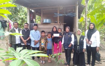 Gandeng Baznas, Dinsos Polman Salurkan Bantuan untuk Ibu Tiga Anak di Matakali