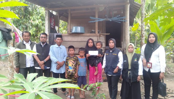 Gandeng Baznas, Dinsos Polman Salurkan Bantuan untuk Ibu Tiga Anak di Matakali