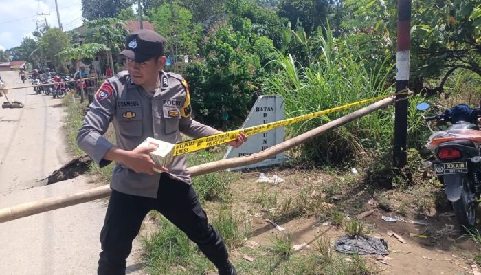 Polsek Tapango Amankan Lokasi Pasca Jembatan Pussepang Ambruk di Polewali Mandar
