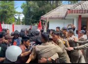 Aksi Saling Dorong Warnai Aksi Semarak Polman di Depan Kantor Bupati