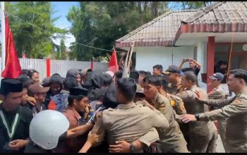 Aksi Saling Dorong Warnai Aksi Semarak Polman di Depan Kantor Bupati