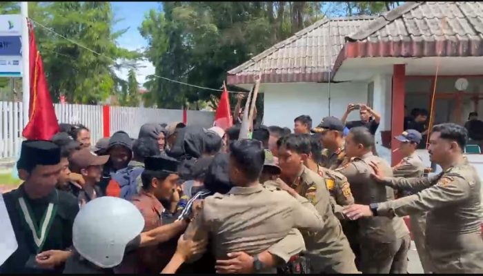 Aksi Saling Dorong Warnai Aksi Semarak Polman di Depan Kantor Bupati
