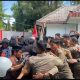 Aksi Saling Dorong Warnai Aksi Semarak Polman di Depan Kantor Bupati