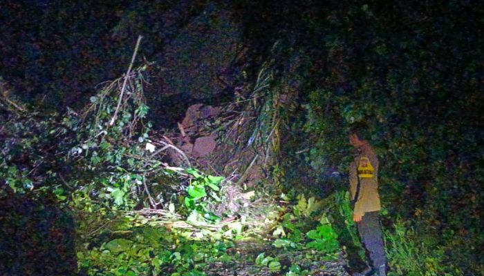 Longsor di Tutar Polman Putus Akses Jalan Tubbi–Pollewani, Polisi Turun ke Lokasi
