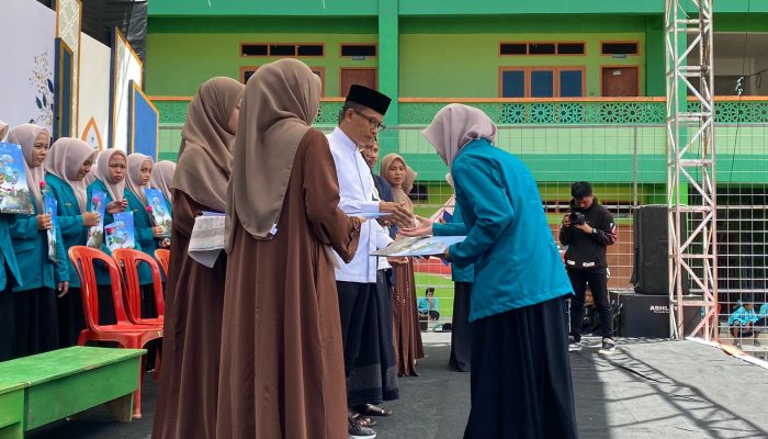 Di Wisuda Santri Al-Risalah, Bupati Polman Sumbang Gaji 10 Bulan untuk Pesantren