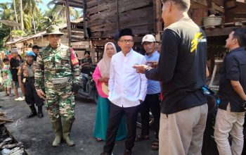 Bupati Polman Serahkan Bantuan ke Korban Kebakaran di Matakali