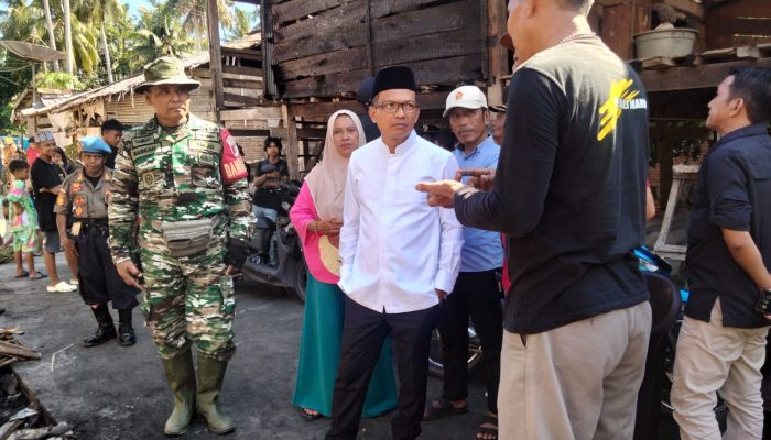 Bupati Polman Serahkan Bantuan ke Korban Kebakaran di Matakali