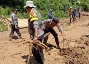 TNI-Polri dan Warga Gotong Royong Bersihkan Material Longsor di Matangnga, Akses Jalan Mulai Dibuka