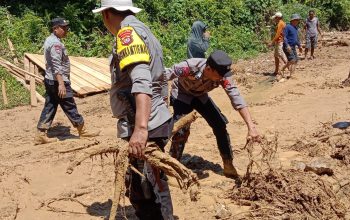 TNI-Polri dan Warga Gotong Royong Bersihkan Material Longsor di Matangnga, Akses Jalan Mulai Dibuka