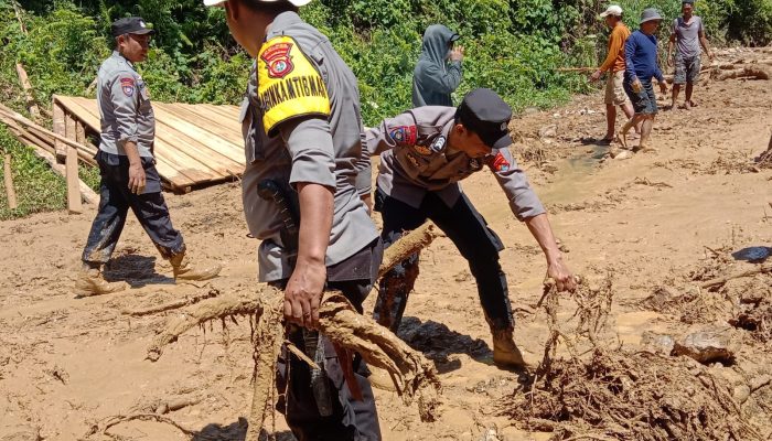 TNI-Polri dan Warga Gotong Royong Bersihkan Material Longsor di Matangnga, Akses Jalan Mulai Dibuka