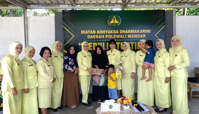 Peduli Stunting, Ikatan Adhyaksa Dharmakarini Polman Bagikan Susu dan Protein ke Anak-anak Terdampak