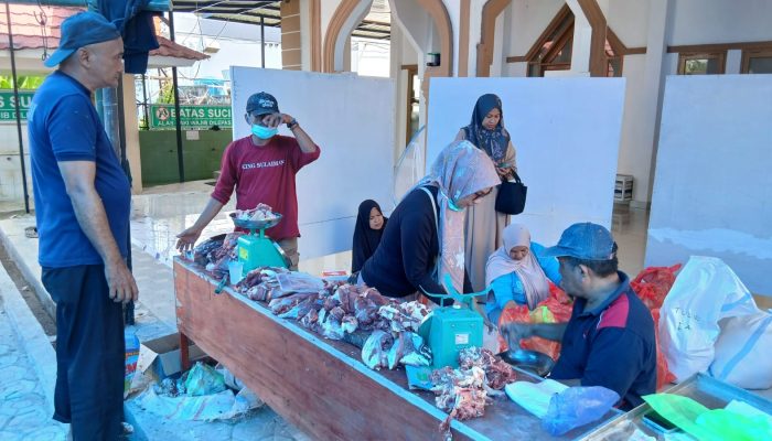 RSUD Hj Andi Depu Polman Bagikan 900 Paket Daging Kurban, Sasar Warga hingga Sopir Pete-pete