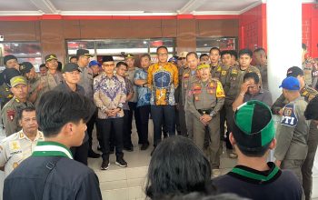 Dengar Aspirasi Mahasiswa, Bupati Polman Temui Massa Aksi Semarak 