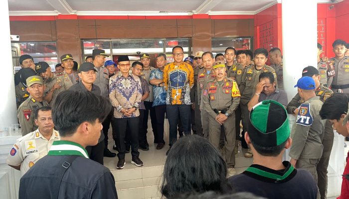Dengar Aspirasi Mahasiswa, Bupati Polman Temui Massa Aksi Semarak 