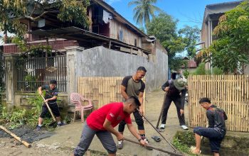 Upaya Cegah Banjir, Satpol PP-Damkar Polman Bersihkan Drainase Warga 