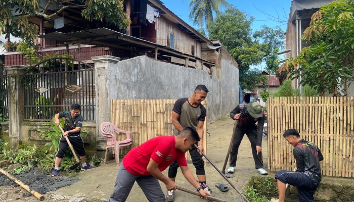 Upaya Cegah Banjir, Satpol PP-Damkar Polman Bersihkan Drainase Warga 
