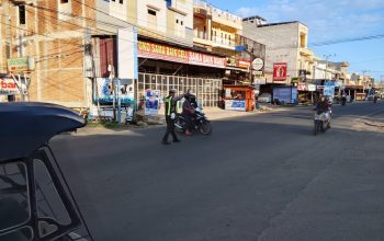 Satlantas Polres Polman Rutin Atur Lalu Lintas dan Bantu Penyeberangan Warga