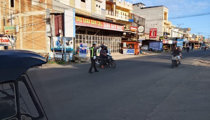 Satlantas Polres Polman Rutin Atur Lalu Lintas dan Bantu Penyeberangan Warga