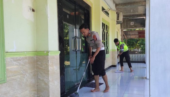 Satlantas Polres Polman Bersihkan Tempat Ibadah, Wujud Kepedulian Sambut Hari Bhayangkara
