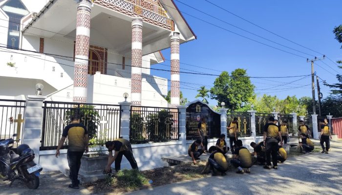 Polres Polman Bersihkan Rumah Ibadah Lintas Agama Sambut Hari Bhayangkara ke-80