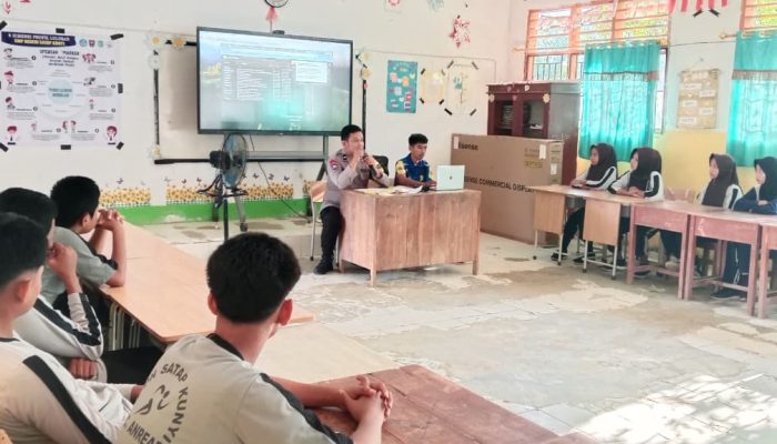 Polisi Masuk Sekolah, Bhabinkamtibmas Desa Kunyi Ajarkan Bela Negara dan PBB ke Siswa