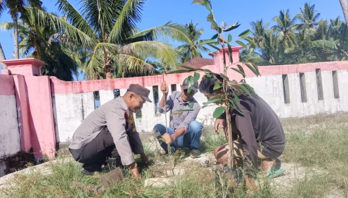 Hari Bhayangkara ke-80, Bhabinkamtibmas dan Pemdes Bumimulyo Gelar Aksi Penghijauan