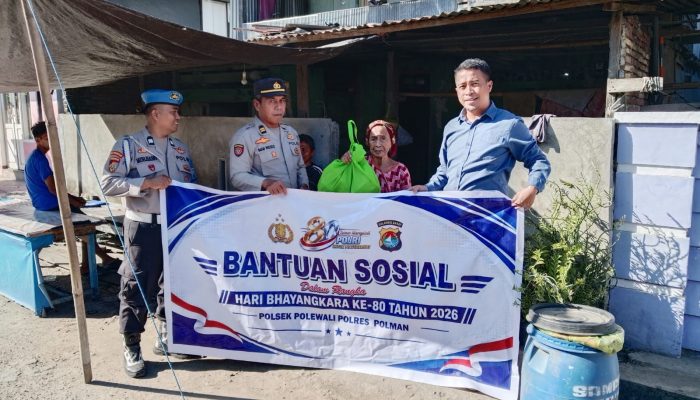Sambut HUT Bhayangkara ke-80, Polsek Polewali Salurkan Sembako ke Warga Kurang Mampu