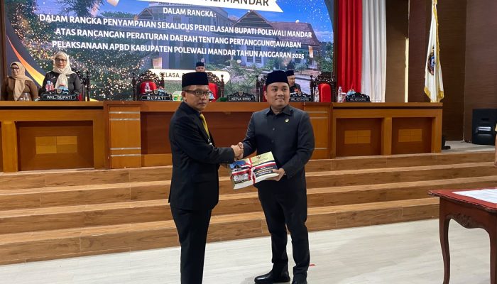 Bupati Polman Serahkan Laporan APBD 2025 ke DPRD, Dilengkapi 7 Dokumen Keuangan