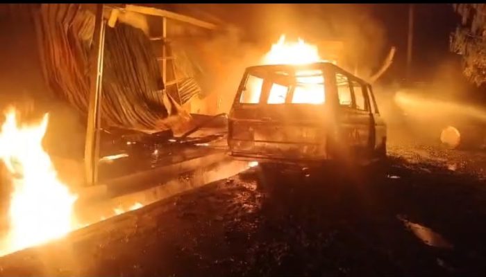 Mobil Pelangsir BBM Terbakar, Dua Rumah di Sarampu Ikut Hangus