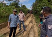 Turun Langsung ke Tutar, Bupati Polman Pastikan Jalan Rusak 3 Desa Jadi Prioritas