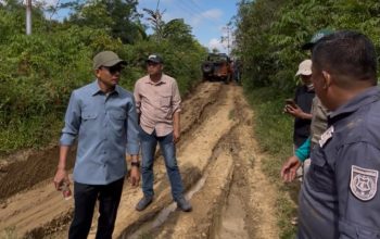 Turun Langsung ke Tutar, Bupati Polman Pastikan Jalan Rusak 3 Desa Jadi Prioritas