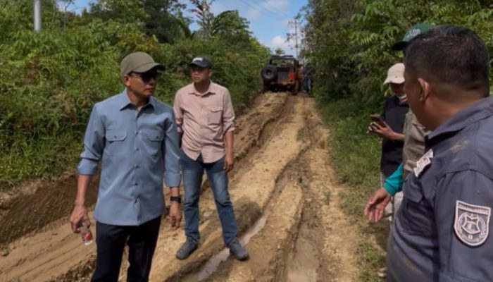 Turun Langsung ke Tutar, Bupati Polman Pastikan Jalan Rusak 3 Desa Jadi Prioritas