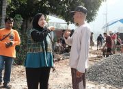 Ratih Singkarru Turun Tangan Bantu Perbaikan Jalan Rusak di Kuajang