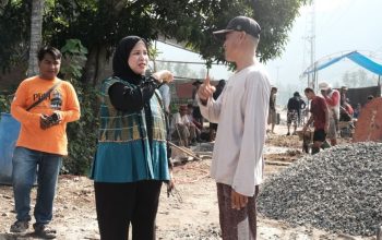 Ratih Singkarru Turun Tangan Bantu Perbaikan Jalan Rusak di Kuajang