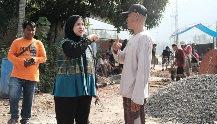 Ratih Singkarru Turun Tangan Bantu Perbaikan Jalan Rusak di Kuajang
