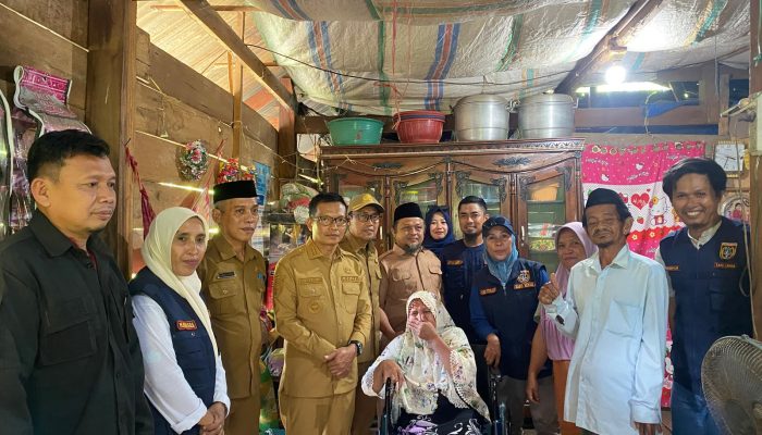 Bupati Polman Bantu Mobilitas Lansia dan Penyandang Disabilitas dengan Kursi Roda