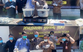 Kejari Polman Musnahkan Barang Bukti Inkracht, Sabu 38,496gram, Ribuan Obat Ilegal hingga Badik