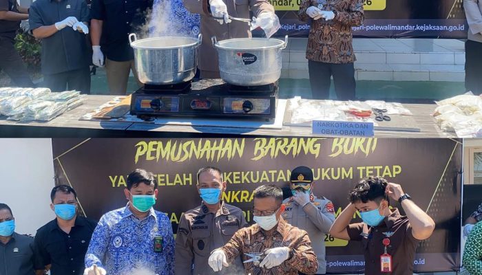 Kejari Polman Musnahkan Barang Bukti Inkracht, Sabu 38,496gram, Ribuan Obat Ilegal hingga Badik
