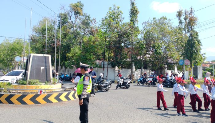 Satlantas Polres Polman Amankan Gerak Jalan OSIS Se-Kecamatan Polewali