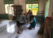 Aksi Humanis Bhabinkamtibmas Tapua, Bantu Warga Siapkan Besi Tiang Masjid
