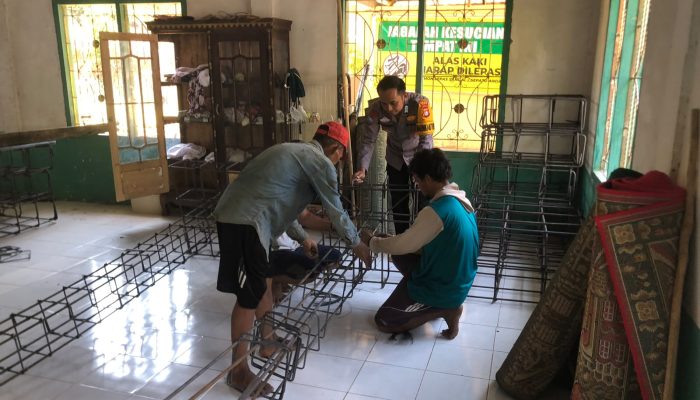 Aksi Humanis Bhabinkamtibmas Tapua, Bantu Warga Siapkan Besi Tiang Masjid